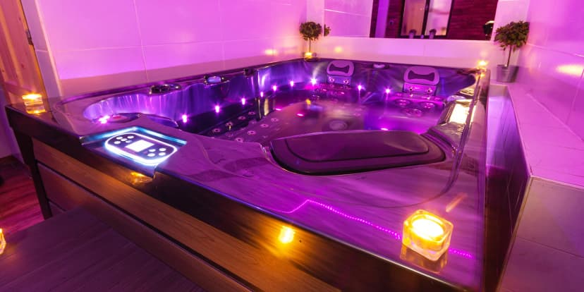 Romantika pro 2 osoby: 2,5 hod. v privátním wellness s vířivkou a infrasaunou